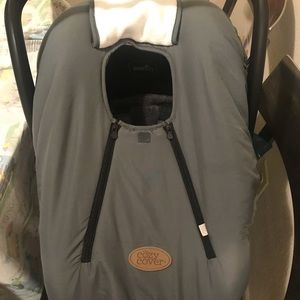 It’s a baby car seat cozy cover, it’s of gray color. It’s of universal size.